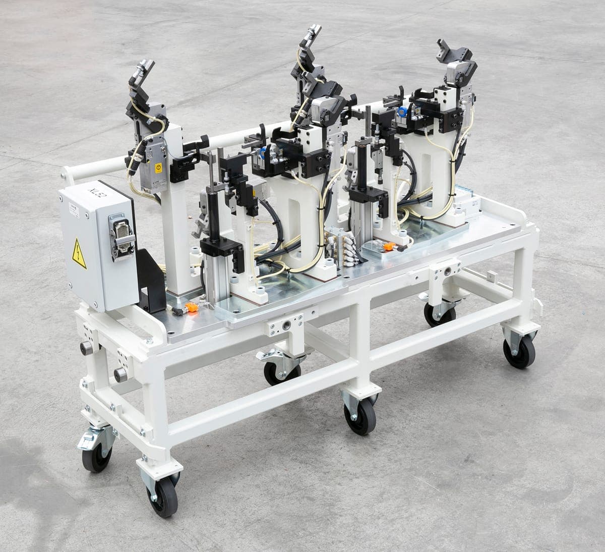 CARROS PORTA UTILLAJES — Carros porta utillajes para una célula de soldadura con dos robots.