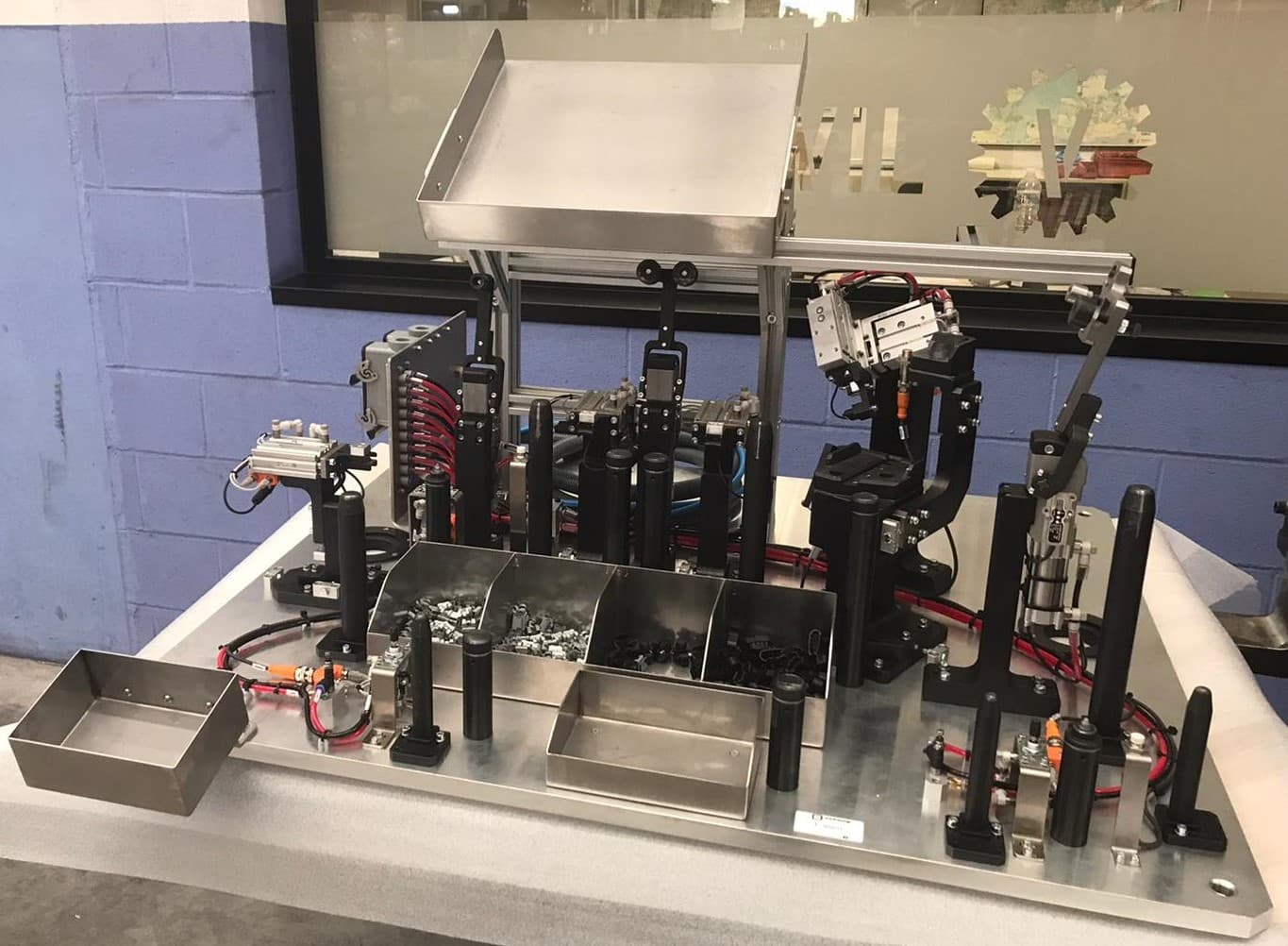 ÚTIL INSERCIÓN, VERIFICACIÓN Y REMACHADO — Útil de inserción de clips metálicos y plásticos, verificación de presencia de componentes y remachado de brackets.