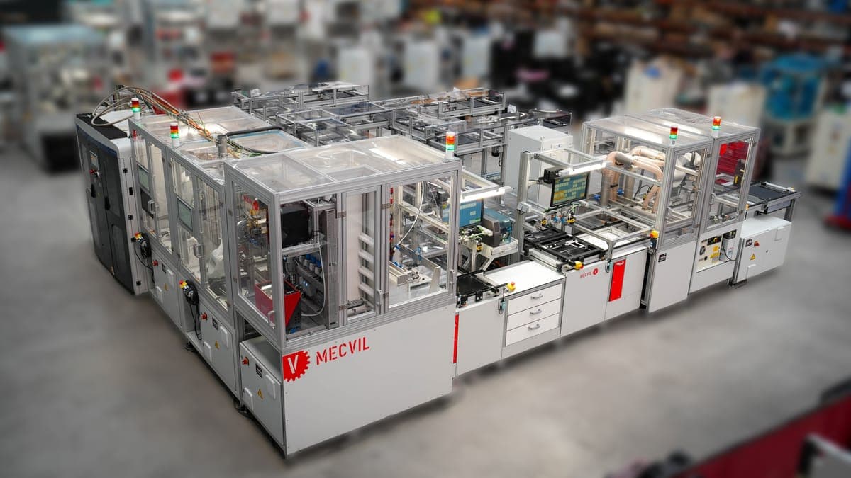 LÍNEA MONTAJE ELECTRÓNICA V787 — Línea FMS con 4 robots, 3 equipos collado automático, 2 estaciones plasma, aplicación cola y pasta térmica.