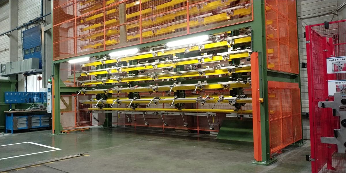 ALMACÉN DE BARRAS TRANSFER — Almacén vertical de barras transfer que permite la carga de 20 modelos de barras, optimizando el espacio aprovechando la altura de la nave.