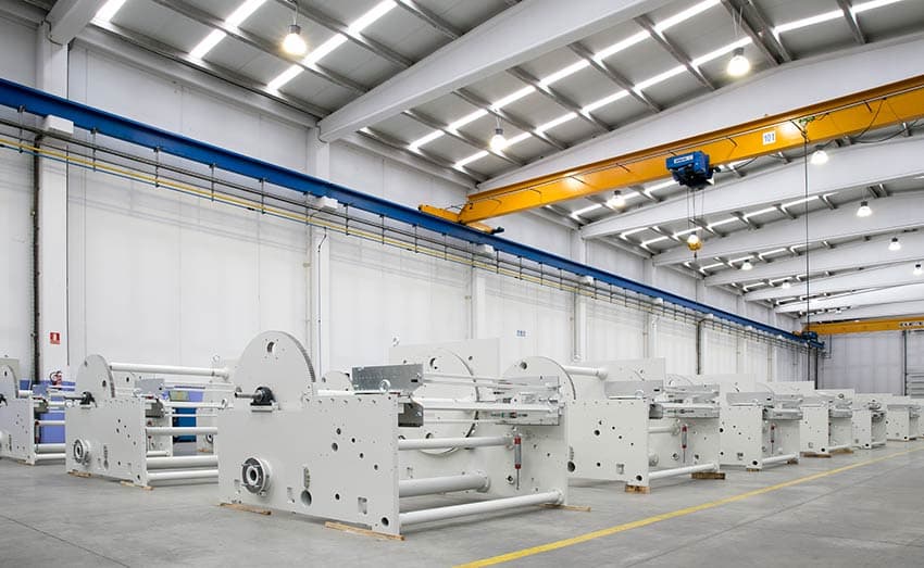 LÍNEA DE MONTAJE ELECTRÓNICA — Línea FMS con 5 robots para montaje de componentes electrónicos de automoción, con visión artificial y collado automático.