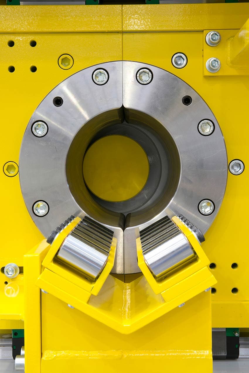 MÁQUINA MONTAJE COMPONENTES — Máquina para realizar el montaje de filter, bushing y stamp en 5 modelos de placas de aluminio en diferentes posiciones.