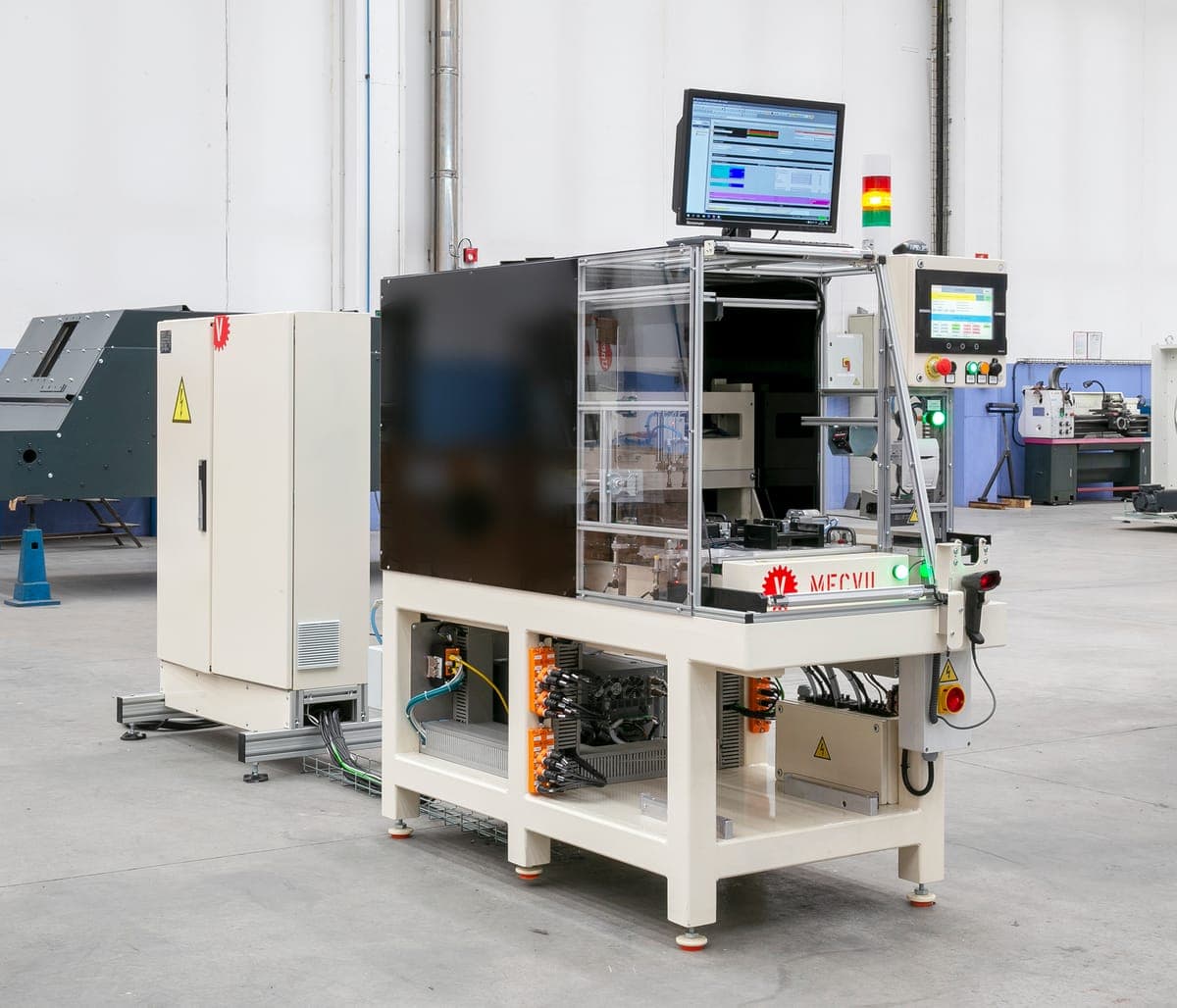 MÁQUINA MONTAJE, MARCAJE LÁSER Y VERIFICACIÓN — Máquina destinada a realizar el montaje, marcaje por láser y verificación por visión artificial para diferentes tipos de controladores electrónicos.