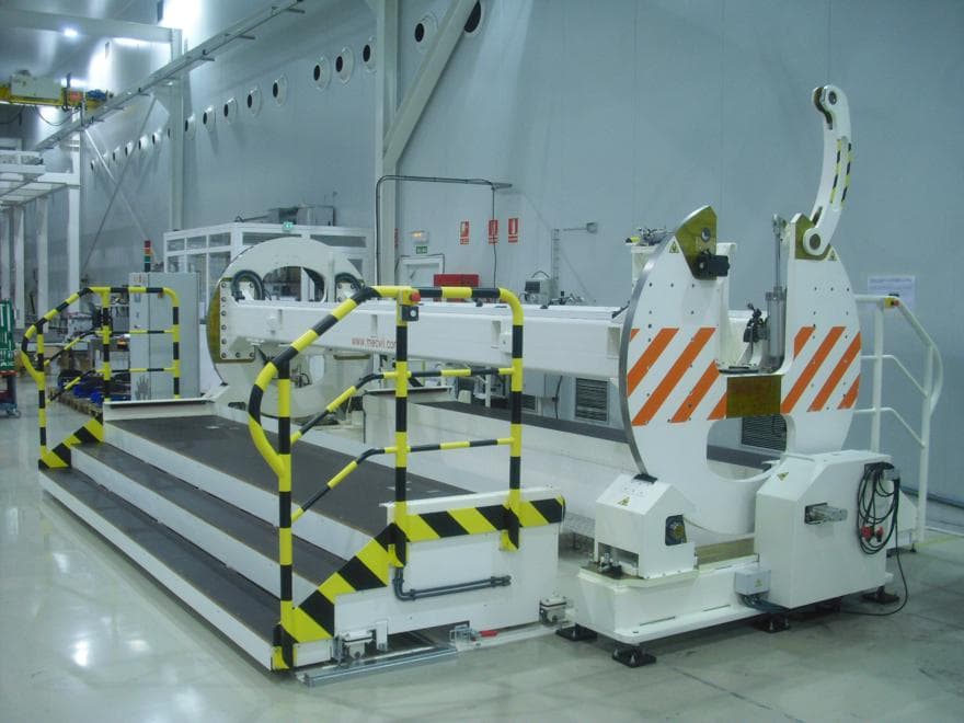 LÍNEA MONTAJE V743 — Línea con 12 estaciones de montaje semiautomático y estación de verificación final en línea.