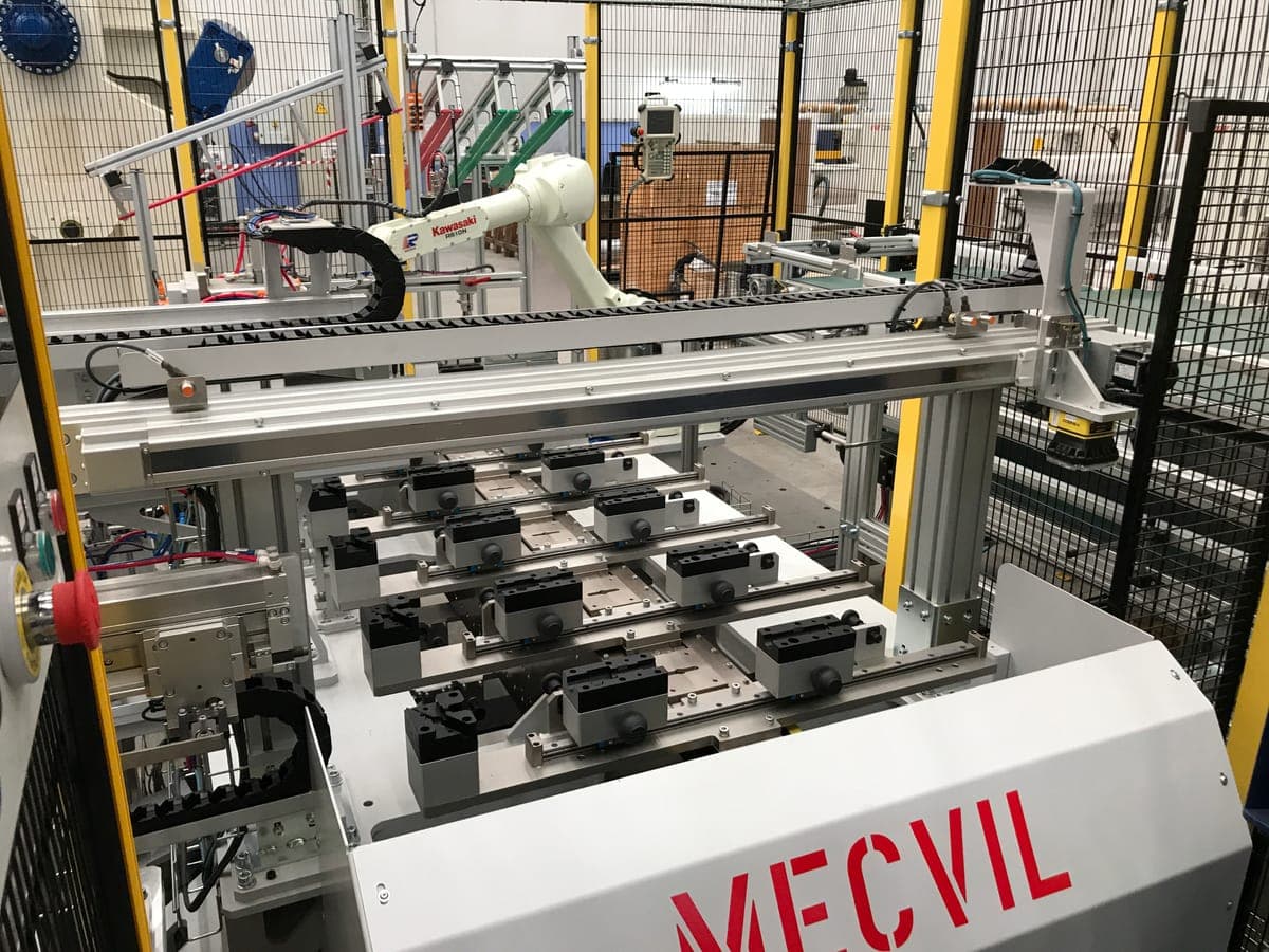 MÁQUINA SEMI-AUTOMÁTICA CON ROBOT — Máquina semi-automática de montaje de componentes para automoción con robot y sistema de verificación con visión artificial.