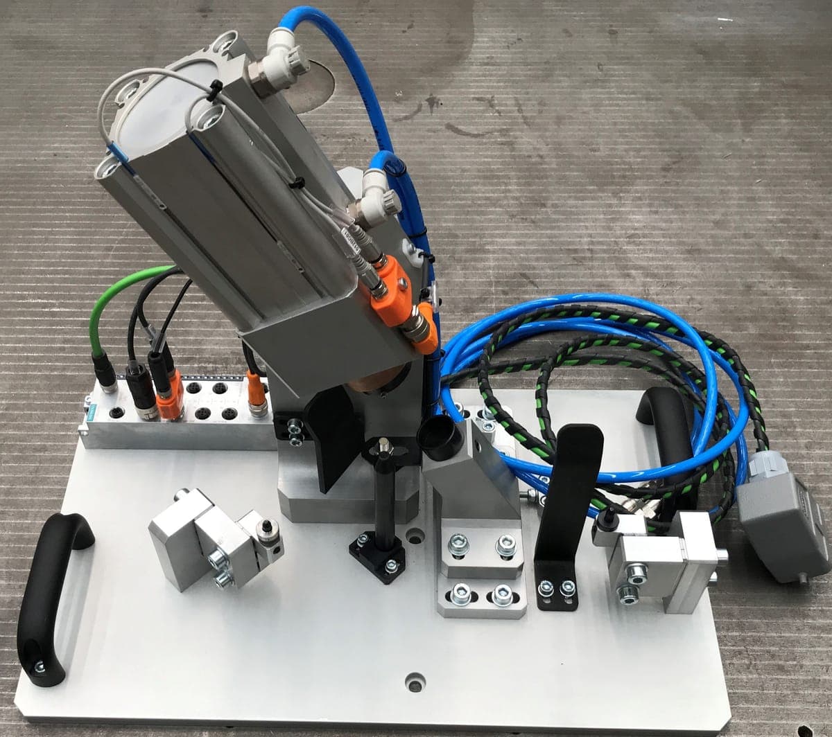 UTILLAJE INSERCIÓN SILENTBLOCKS — Utillaje de inserción de silentblocks mediante cilindro neumático, con sensores de presencia y módulo de comunicación Siemens.