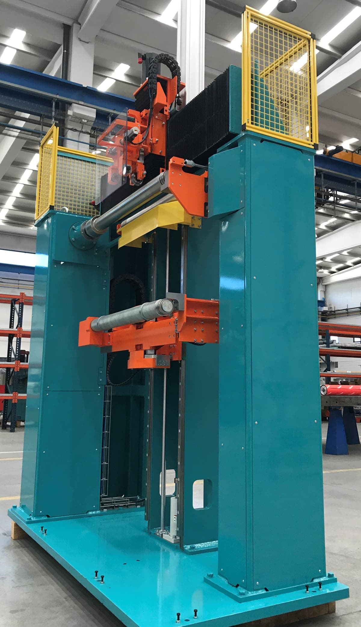 MÁQUINA CORTE BOBINAS POLÍMERO — Equipo para cortar bobinas de polímero vulcanizado a diferentes anchos.