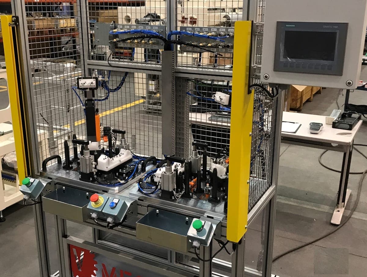 MÁQUINA PARA COLOCAR TIRAS ADHESIVAS — Máquina para colocar 2 tiras adhesivas con diferente forma a posición y presión ajustable.