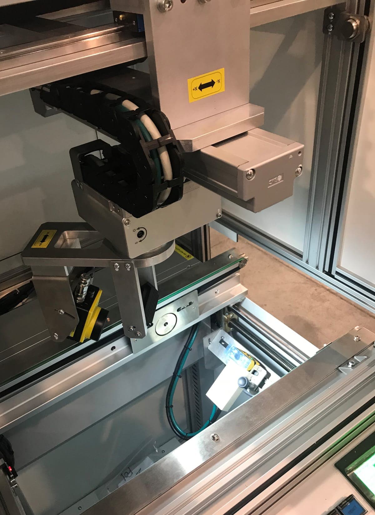 EQUIPO VISIÓN ARTIFICIAL ELECTRÓNICA — Equipo de visión artificial para verificación de componentes electrónicos en PCB, adaptable a cualquier tipo de producto.